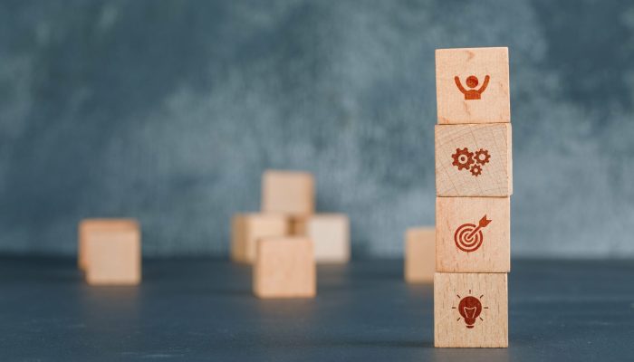 conceptuel-entreprise-colonne-blocs-bois-icones-min conceptuel-entreprise-colonne-blocs-bois-icones-min