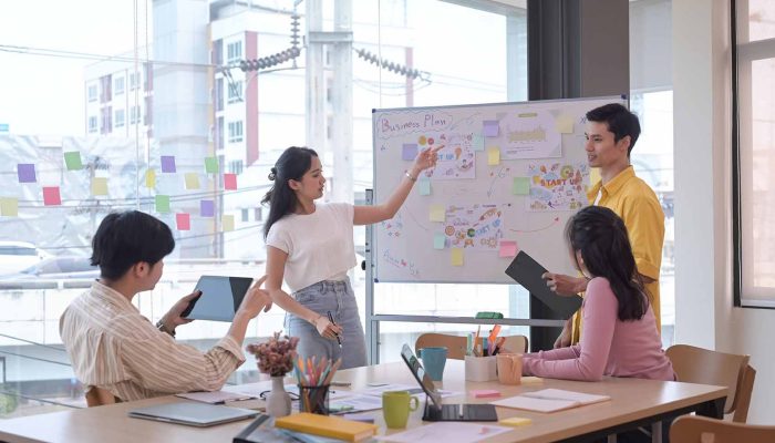 gens-affaires-demarrage-travaillent-dans-espace-bureau-coworking-moderne-min gens-affaires-demarrage-travaillent-dans-espace-bureau-coworking-moderne-min